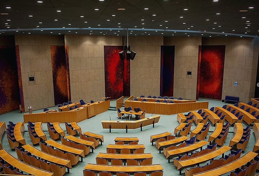 Circular seating of the Dutch Parliament in Den Haag, Nederland — legat de Politica extrema dreapta