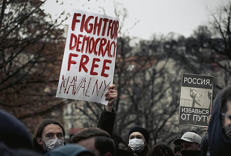 Demonstrators in Prague holding signs advocating for political change and democracy — legat de Politica extrema dreapta
